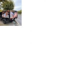 Des autocollants sont apposés sur un gros 4x4 qui sillonne les Eaux-Vives. DR