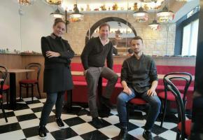 L’exploitante Vanessa Mouninet, le copropriétaire Adrian Jossa et le chef Alexei Dragutan sont fin prêts pour l’ouverture. MP
