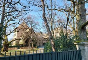 Sur le chemin du Milieu, l’imposant château de Bellerive avec son accès privé au lac. TR