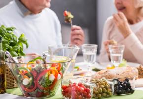 Adopter une alimentation saine et équilibrée est fondamental à tout âge. 