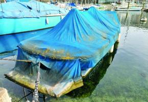 Certains bateaux, ici près de Baby-Plage, font tâche au beau milieu des ports genevois. TR 