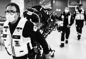 L’exposition présente quelque 70 clichés qui immortalisent le travail des ambulanciers. DAVID PAREL