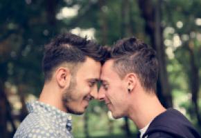 Les personnes homosexuelles sont nettement plus exposées aux violences psychologiques. 123RF