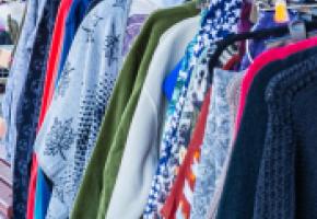 Permettre aux commerçants d’exposer leurs invendus devant leur boutique deux fois par an:  la proposition d’Alia Chaker Mangeat (en médaillon) séduit. 123RF/DR