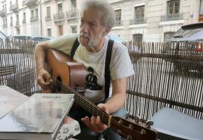 A 70 ans, Sarclot ne songe pas une seconde à renoncer à titiller les cordes de sa guitare. MP