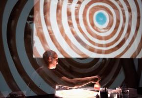 Un moment de magie avec le dessinateur Tom Tirabosco. LAUREN PASCHE