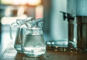 Certains restaurateurs n’hésitent pas à facturer la carafe d’eau aux clients. 123 RF.