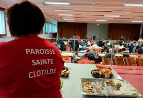 En ce dimanche midi, à la paroisse Sainte-Clotilde, les tables sont déjà bien occupées. MP