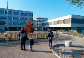 Deux mamans du collectif de La Chapelle devant l’école du Sapay. TR 
