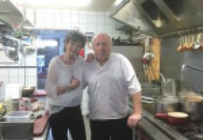 Les derniers moments de Michèle et Dédé dans la cuisine de l’auberge de La Ferme. PHOTOS DR