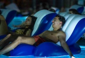 Regarder un bon film, les pieds dans l’eau... GREG CLéMENT