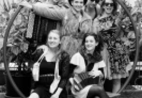 La compagnie de l’Ourag’enchant’é conjugue les arts vivants. 