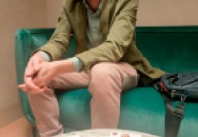 Le socialiste Manuel Zwyssig recycle ses anciennes cartes postales des municipales. 