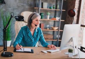 Dans le monde du travail anglo-saxon, le terme de senior fait référence à l’expérience. 123RF Dans le monde du travail anglo-saxon, le terme de senior fait référence à l’expérience. 123RF