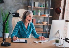 Dans le monde du travail anglo-saxon, le terme de senior fait référence à l’expérience. 123RF