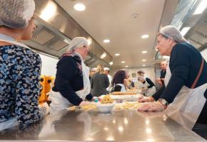 Dans le restaurant scolaire du boulevard des Promenades à Carouge, les bénévoles ont enfilé  des tabliers pour s’activer à la préparation de près de 6000 biscuits. TR