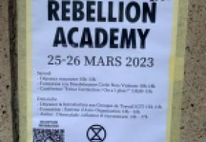 L’affiche placardée dans les rues de la ville invitait à s’inscrire à la «Rebellion académy». HS