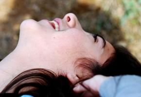  J’ai 25 ans et je ne me suis encore jamais masturbée. Mon petit copain m’y encourage souvent, mais je n’ose pas essayer, ça me gêne…