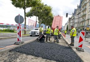 La pose de revêtement phonoabsorbant sur les routes lutte contre le bruit. DRK 