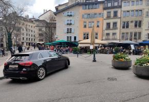 La place du Bourg de Four  n’est pas épargnée par le trafic. MP