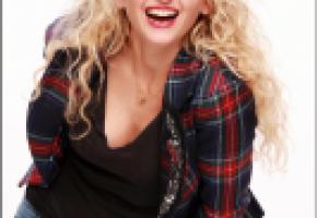 La pétillante artiste est de retour. DR 