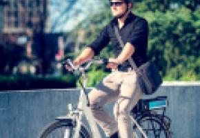 Pourquoi ne pas effectuer ses premiers tours de roues sur un e-bike de location? 123RF