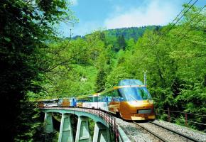 Le train, meilleur moyen d’aller à la découverte des trésors de la région. DR Splendeur des cimes. DR Une insolite «voiture-cave». DR Un panorama grandiose. DR Petite pause ludique au cours d’une randonnée sur l’Alpe. DR 