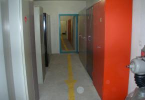 Les abris situés sous l’université sont à nouveau convoités en raison de la guerre en Ukraine. Ci-dessous, une «valise piagiétienne». PHOTOS DR