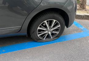 La police a ouvert une enquête pour tenter de retrouver le ou les auteurs des crevaisons constatées le jeudi 25 mai au matin sur l’avenue d’Aïre. YEZ