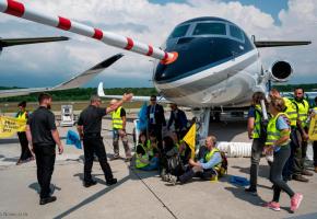 Mardi 23 mai, des activistes ont occupé une partie du tarmac. De quoi entraîner l’arrêt  du trafic aérien durant une heure. FLICKR/GREENPEACE