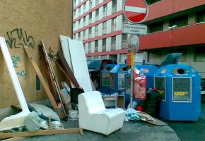 Difficile parfois d’amener ses déchets encombrants jusque sur le trottoir. DR
