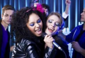 Le karaoké touche un public jeune et branché. ISTOCK  