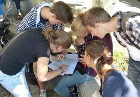 Les touristes et les jeunes raffolent  des énigmes dans les rues genevoises. DR 