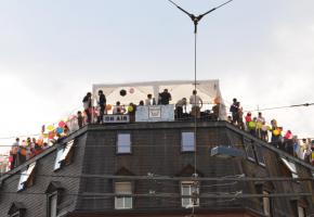 Fiesta sur les toits organisée par Ron Orp en Suisse. RON ORP 