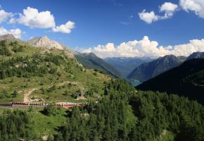 L’un des parcours ferroviaires les plus spectaculaires du monde. Escale de charme à l’hôtel Le Prese, de Poschiavo. Le centre de Poschiavo est également appelé borgo (bourg). 