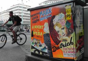 Armoire électrique décorée d’images d’archives près de la gare Cornavin. JFT 