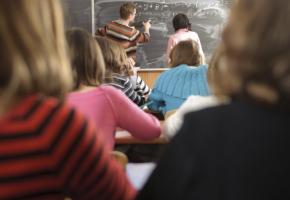 Beaucoup d’élèves par classe, statut moins valorisé, etc. Le plus beau métier du monde est de plus en plus dur. ISTOCK/PETROGRADE99 
