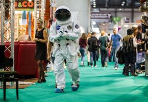 Les Automnales sont aussi un moment de curieuses rencontres comme avec cet astronaute durant la Foire de 2013. DR 
