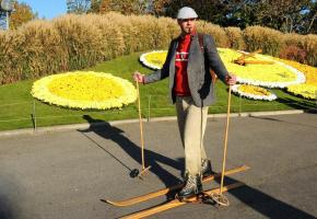 Les moniteurs paraderont dans des tenues des années 1920 à nos jours.  