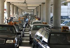 C’est la gabegie pour les taxis à l’Aéroport. DR 