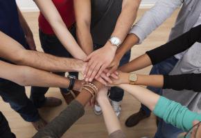 Reconstruire quelque chose, ensemble. ISTOCK/ANDREYPOPOV 