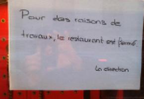 L’affichette placardée sur la porte du bar n’est pas vraiment claire. DR 