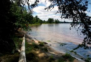 Le Saint-Laurent demeure le principal foyer de peuplement de la province de Québec. BERNARD PICHON Le Vieux Québec. BERNARD PICHON Certaines demeures des «Mille Iles»  sont de véritables châteaux. HISTOIRE & VOYAGES Le vieux Québec regorge de boutiques artisanales. BP 