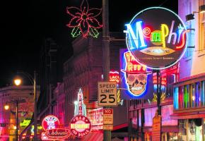 Memphis, Tennessee, le «berceau du blues». ISTOCKPHOTO Graceland, la maison d’Elvis Presley. CLAUDE-YVES REYMOND Nashville, la «Music City», plus tournée, elle, vers la «country».  COURTESY OF NASHVILLE CONVENTION & VISITORS CORPORATION La tombe d’Elvis Presley. 