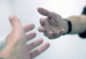 Le sens de la main tendue fera un exemple de la Suisse. ISTOCK/WEAREADVENTURERS 