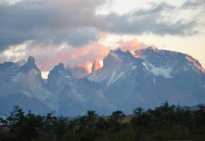 Un gaucho et ses moutons dans l’Estancia Galpon del Glaciar. En Patagonie, les glaciers grondent en permanence. Ici, le glacier Spegazzini. Les aiguilles autour du célèbre Fitz Roy (3375 m.). 