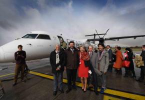 Carlo Lamprecht, ancien conseiller d’Etat, Lorenzo Stoll, directeur général SWISS Suisse romande, Corine Moinat, présidente de Genève-Aéroport, Robert Deillon, directeur général de Genève-Aéroport, Stéphane Lambiel, patineur fan de SWISS. PHOTO GVA LUG GENèVE TARMAC 