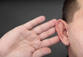 On apprend beaucoup de choses en parlant avec les gens et en les écoutant. ISTOCK/ZWOLOFASOLA 