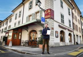 Daniel Huber devant son ancien café. Il veut que justice soit rendue. PASCAL BITZ 