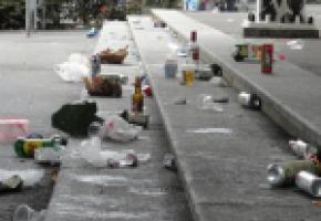 Après le passage des fêtards du week-end, certains préaux ressemblent à des décharges. DR 